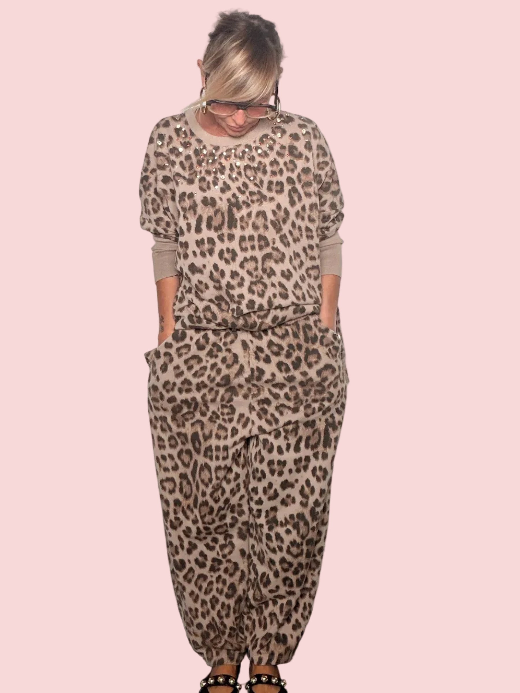 Pantalone leopardato harem - vista intera con dettaglio fondo caviglia