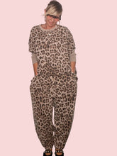 Pantalone leopardato harem - vista frontale coordinato con felpa