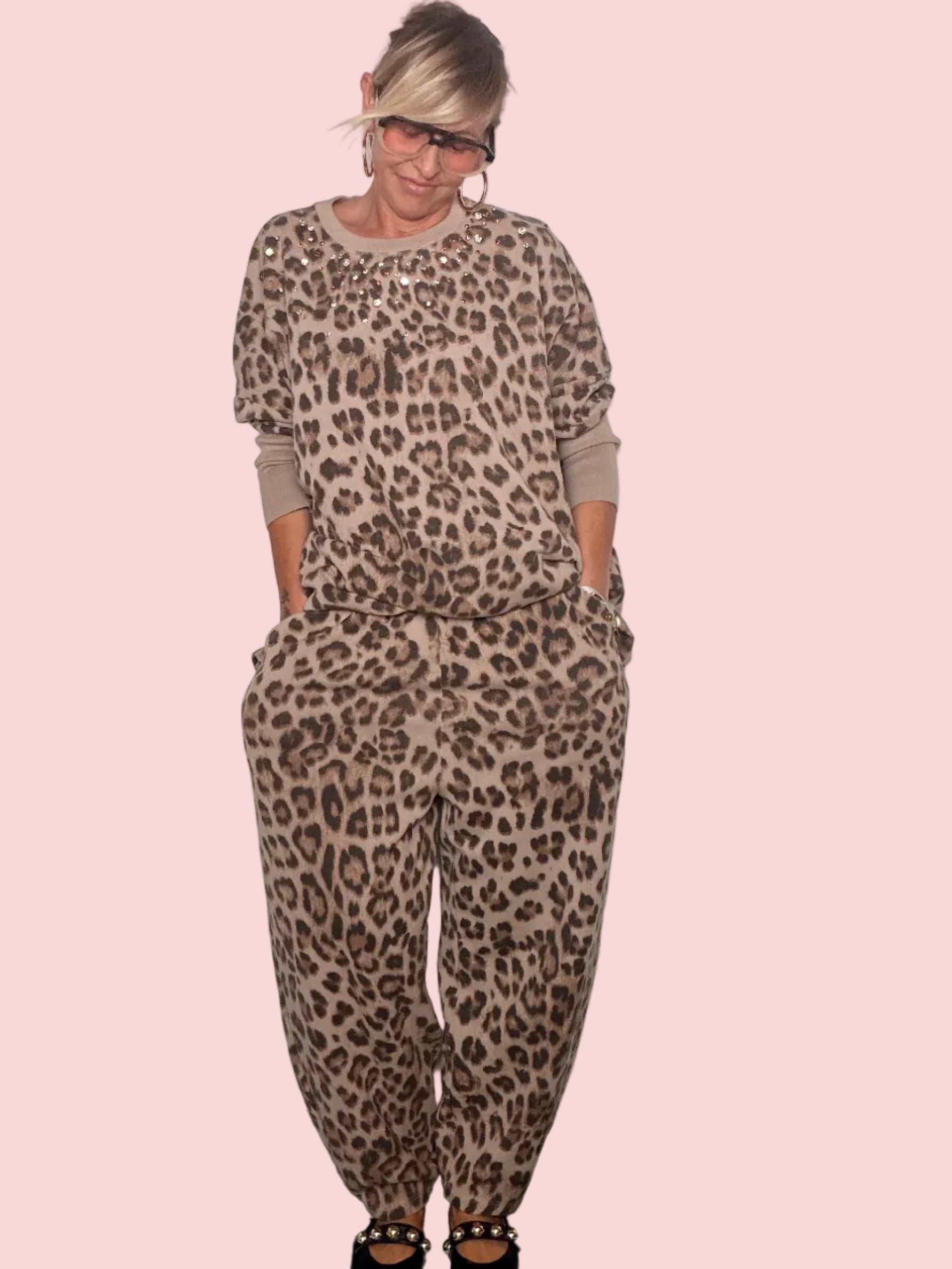 Pantalone leopardato harem - vista frontale coordinato con felpa