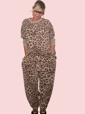 Pantalone leopardato harem - vista frontale coordinato con felpa