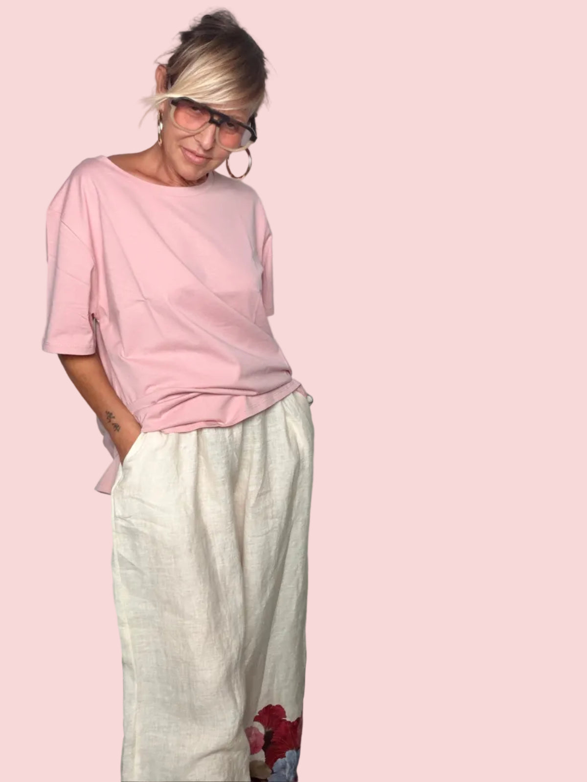Pantalone palazzo lino latte con bordo floreale - vista laterale con dettaglio vita