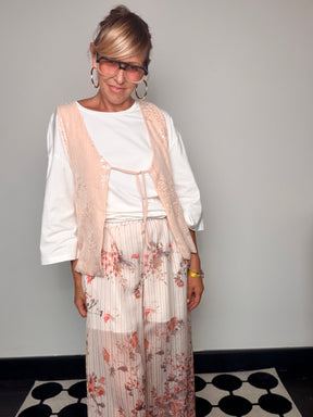 Pantalone palazzo plissettato floreale - vista frontale con gilet pizzo cipria