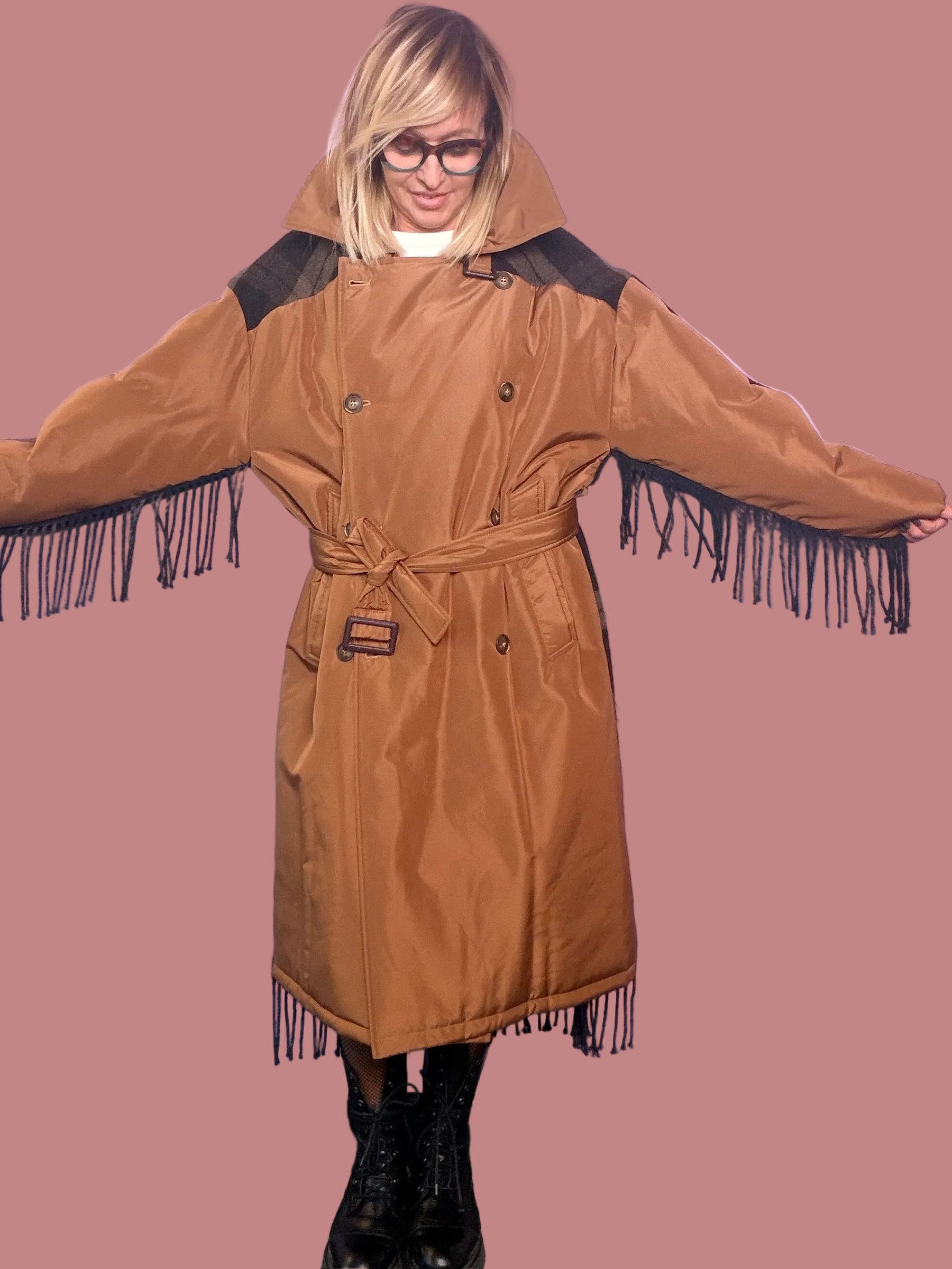Trench imbottito con retro a quadri e frange