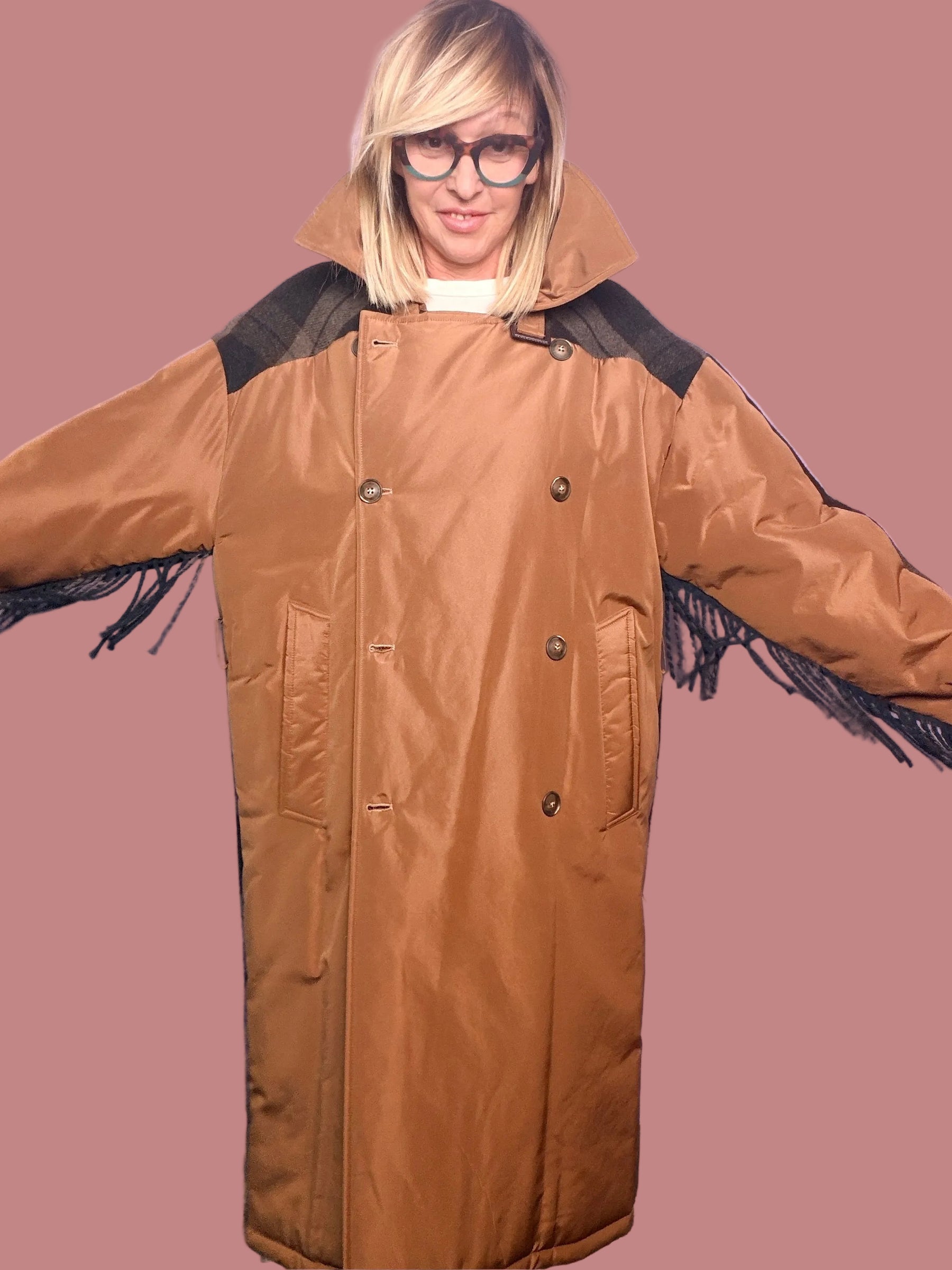 Trench imbottito con retro a quadri e frange
