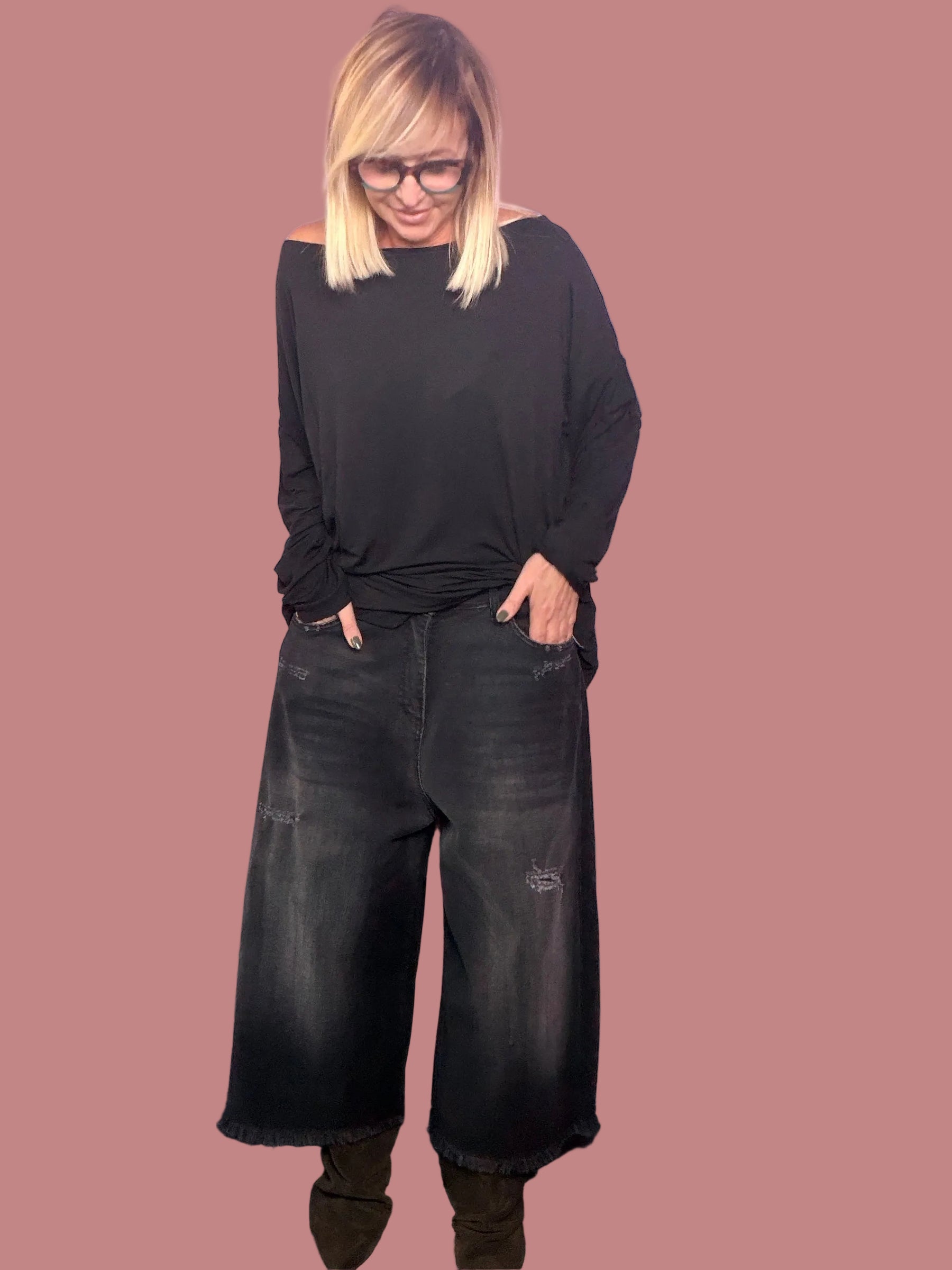 Bermuda in jeans nero délavé con fondo sfrangiato