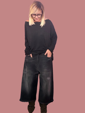 Bermuda in jeans nero délavé con fondo sfrangiato