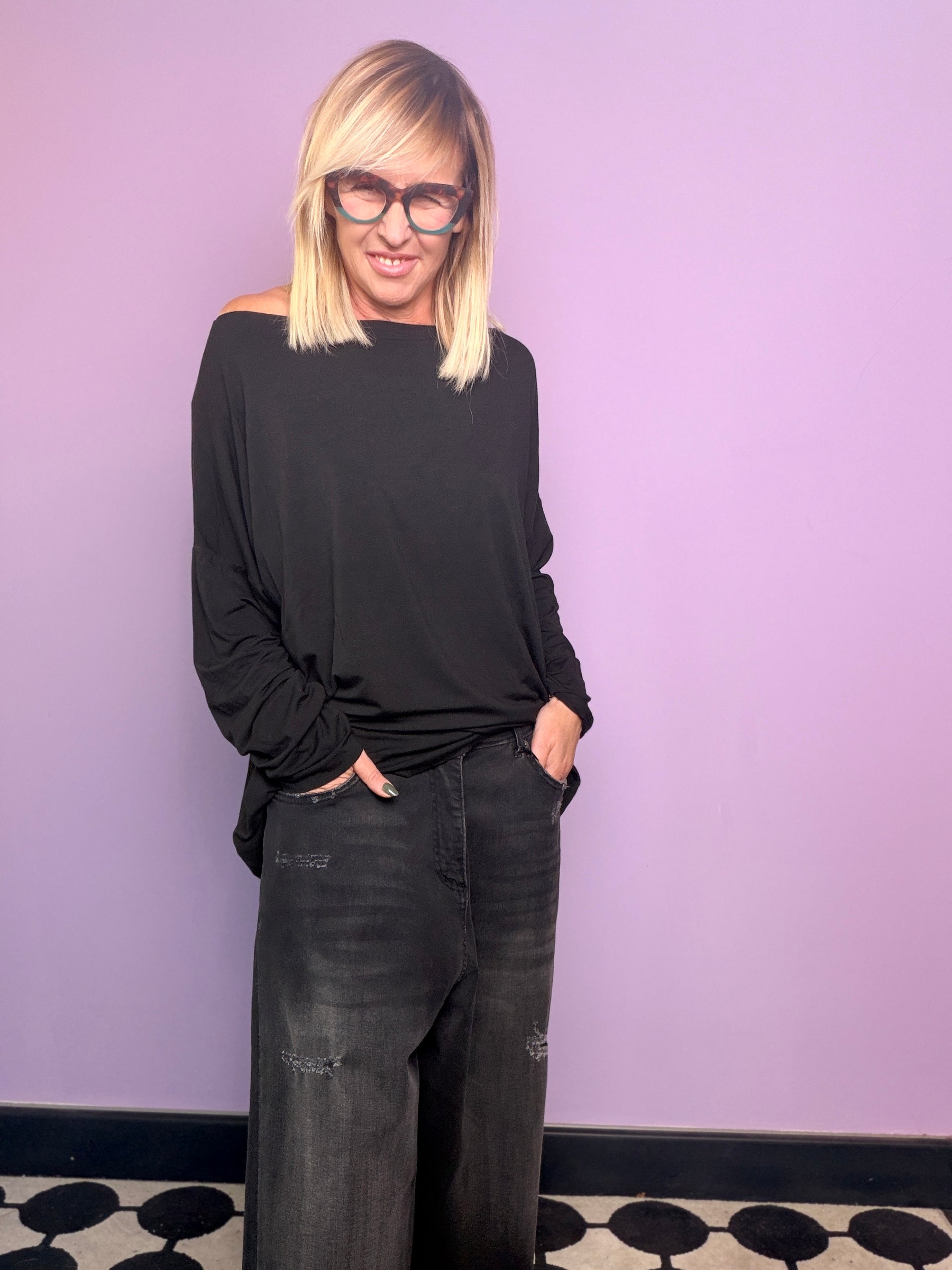 Bermuda in jeans nero délavé con fondo sfrangiato