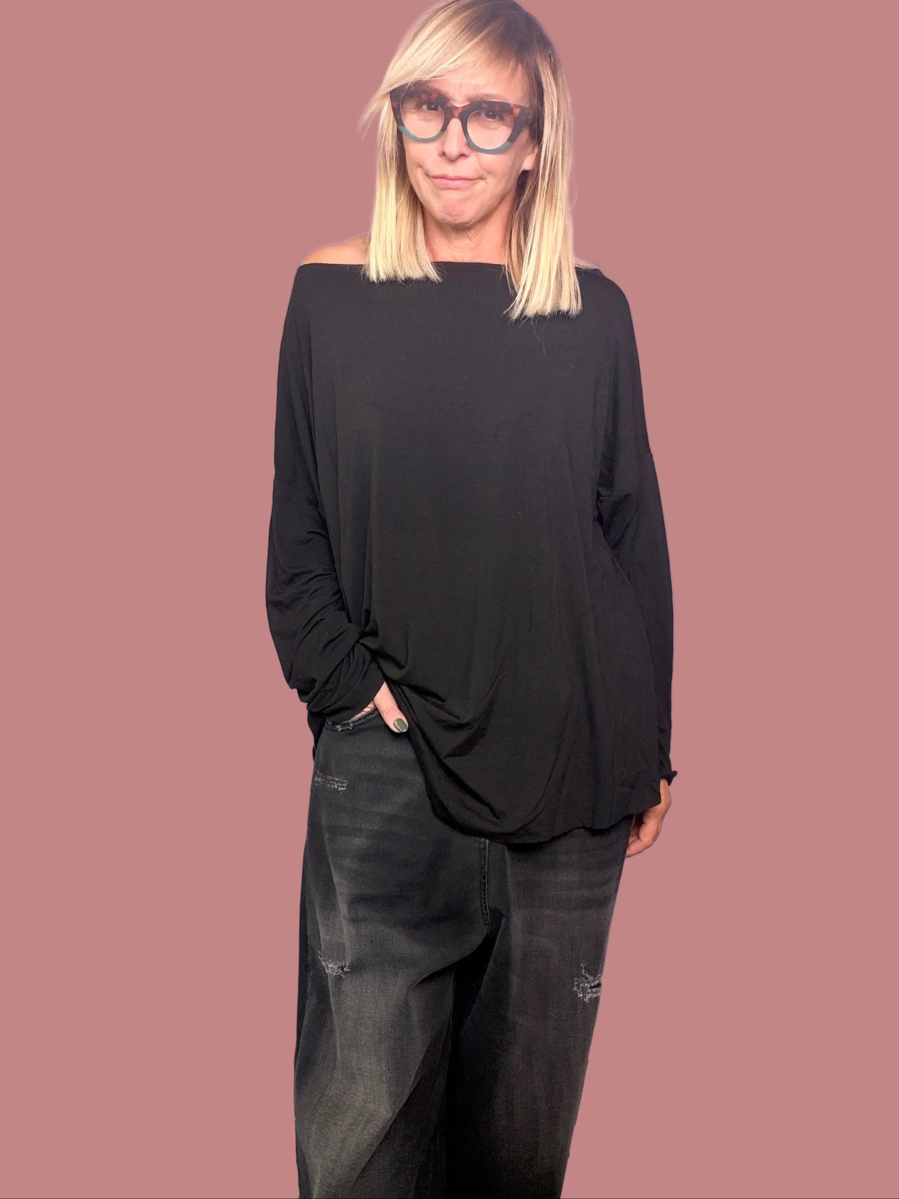 Bermuda in jeans nero délavé con fondo sfrangiato