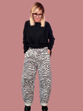 Pantalone balloon con fantasia zebrata