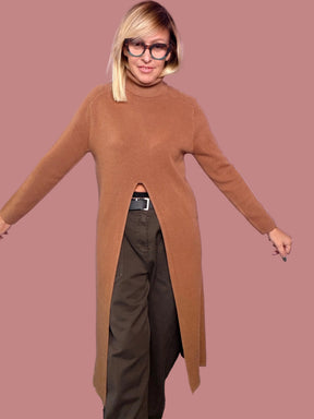 Maxi maglia a collo alto con spacco frontale