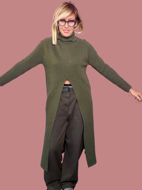 Maxi maglia a collo alto con spacco frontale