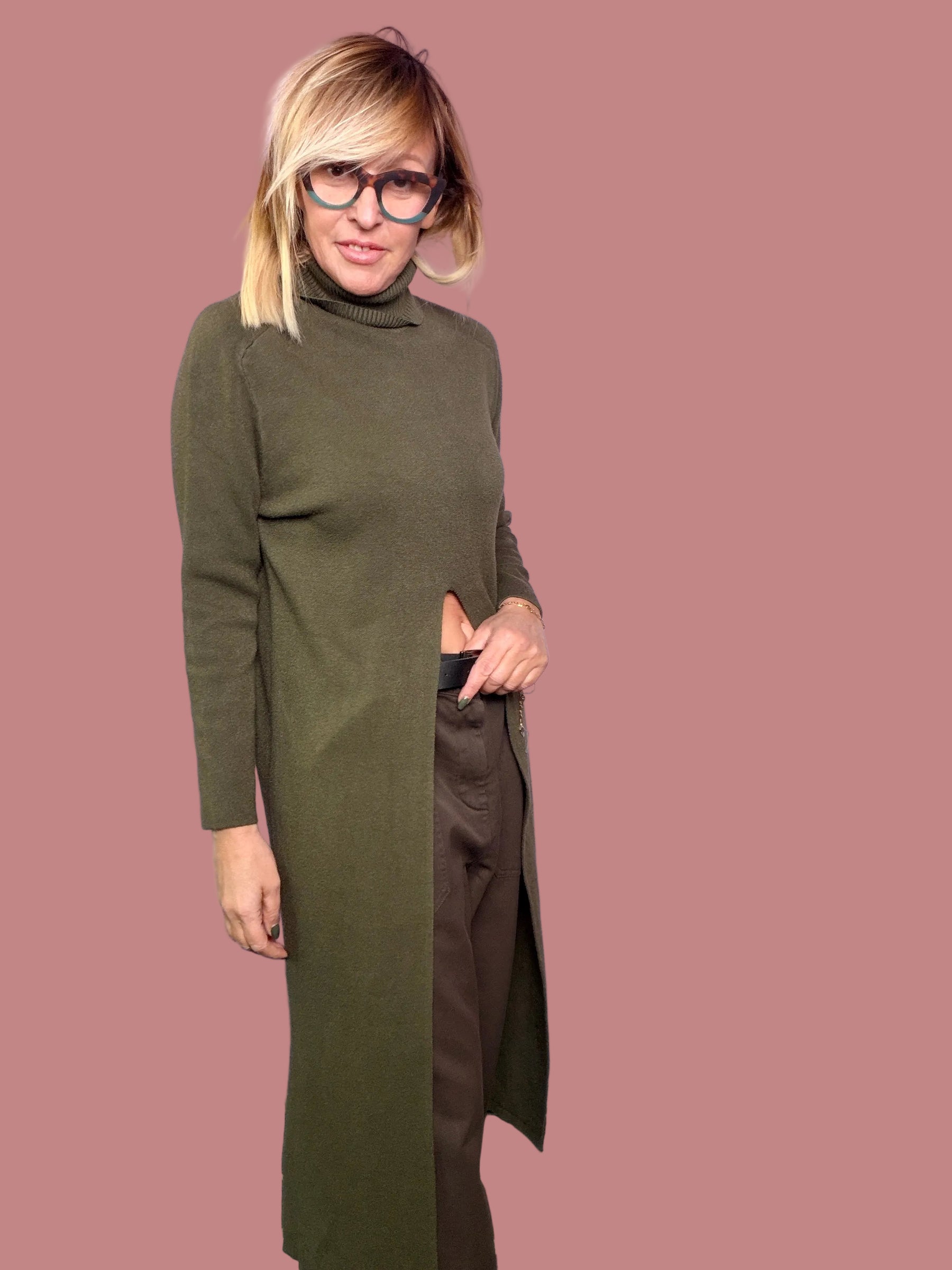 Maxi maglia a collo alto con spacco frontale