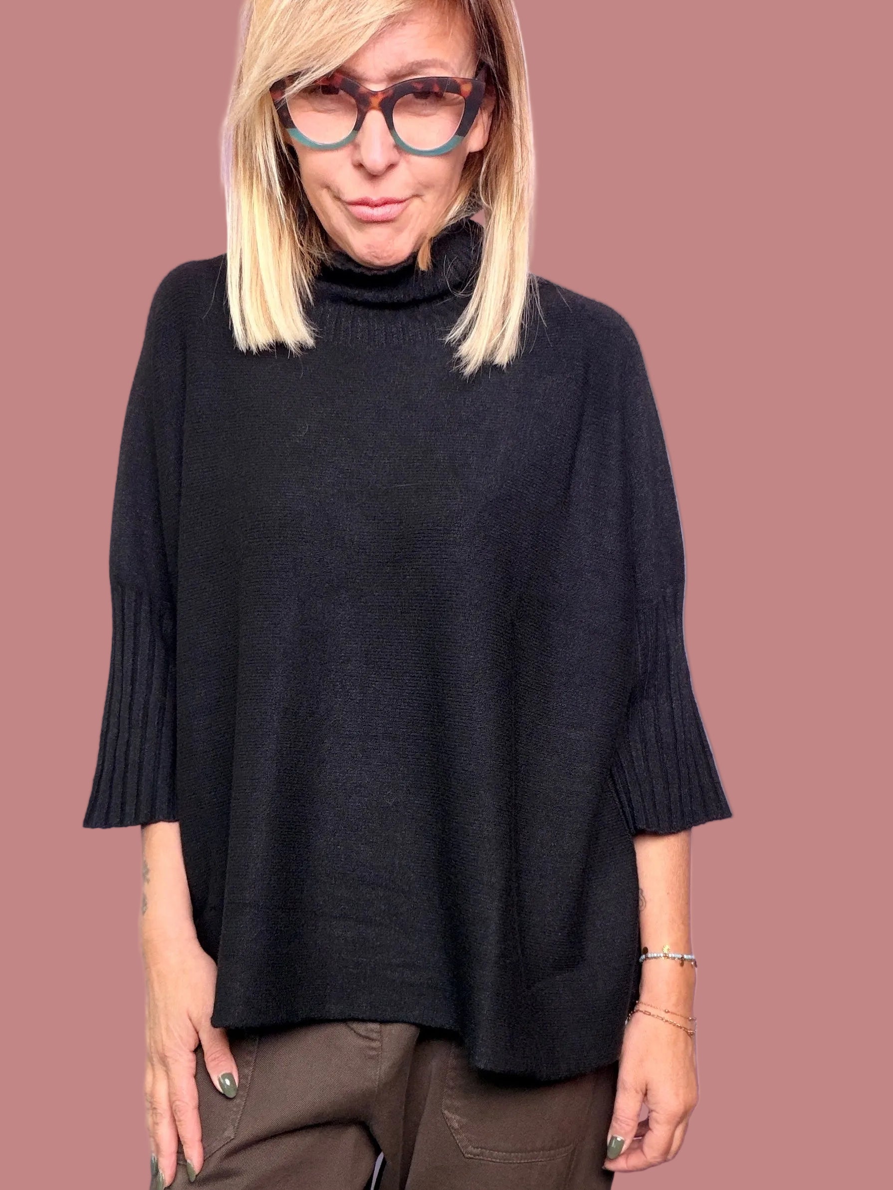 Maglia over a collo alto con maniche a coste Female