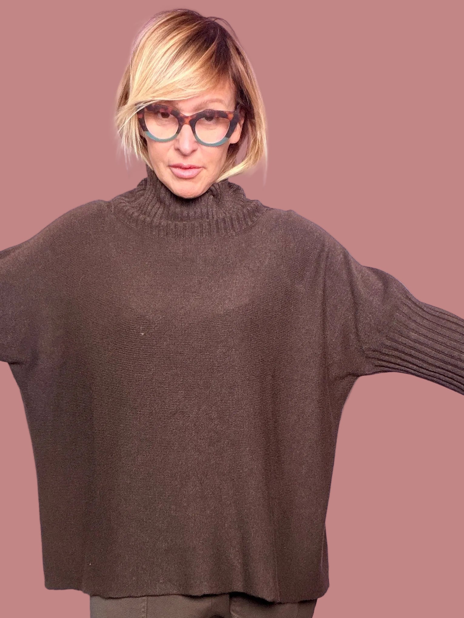 Maglia over a collo alto con maniche a coste Female