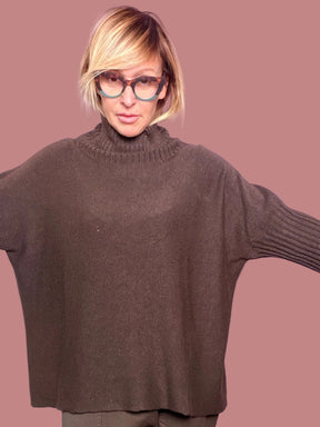 Maglia over a collo alto con maniche a coste Female