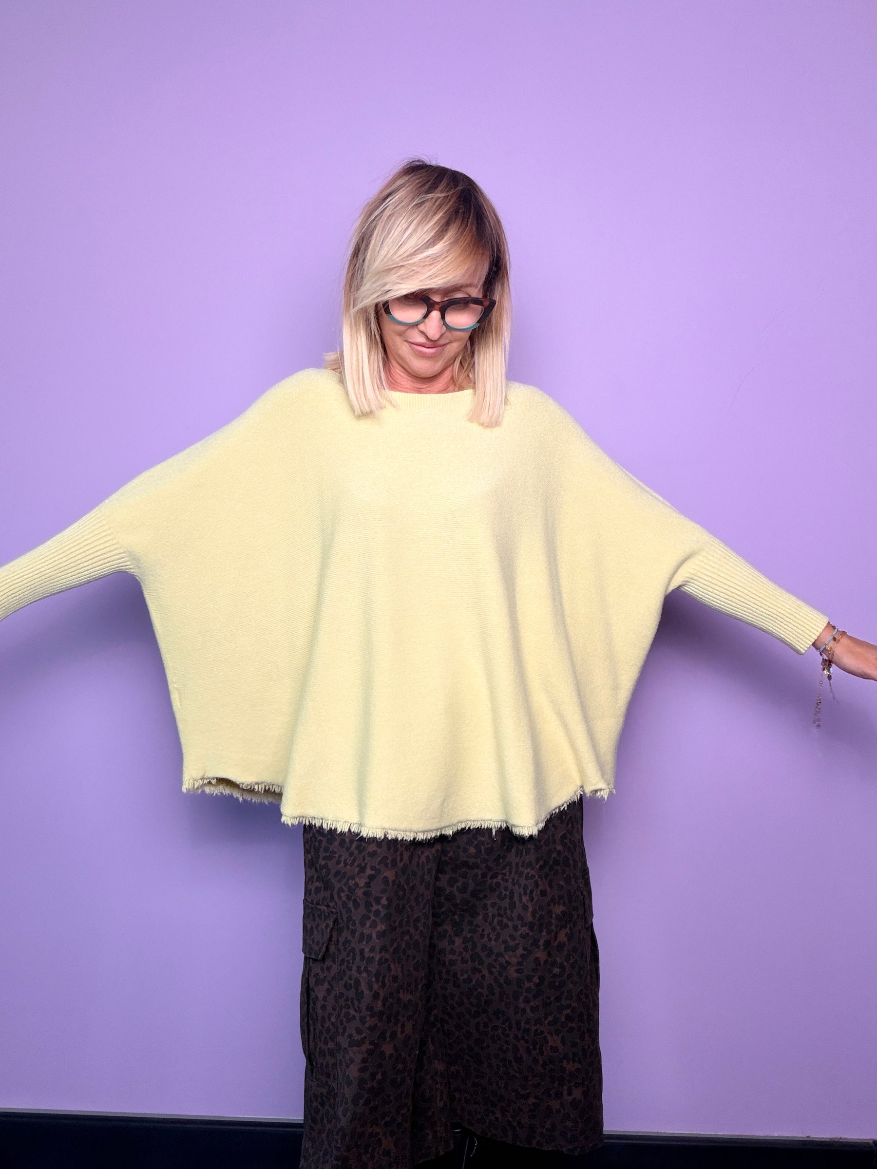 Maglia poncho over con fondo sfrangiato Female