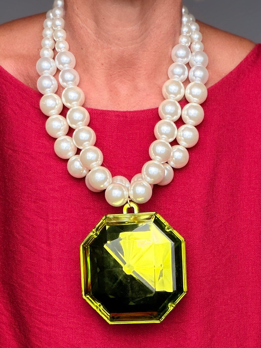Collana Statement Doppio Filo di Perle con Pendente Gemma — Verde Lime