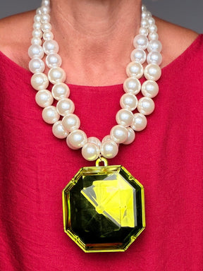 Collana Statement Doppio Filo di Perle con Pendente Gemma — Verde Lime