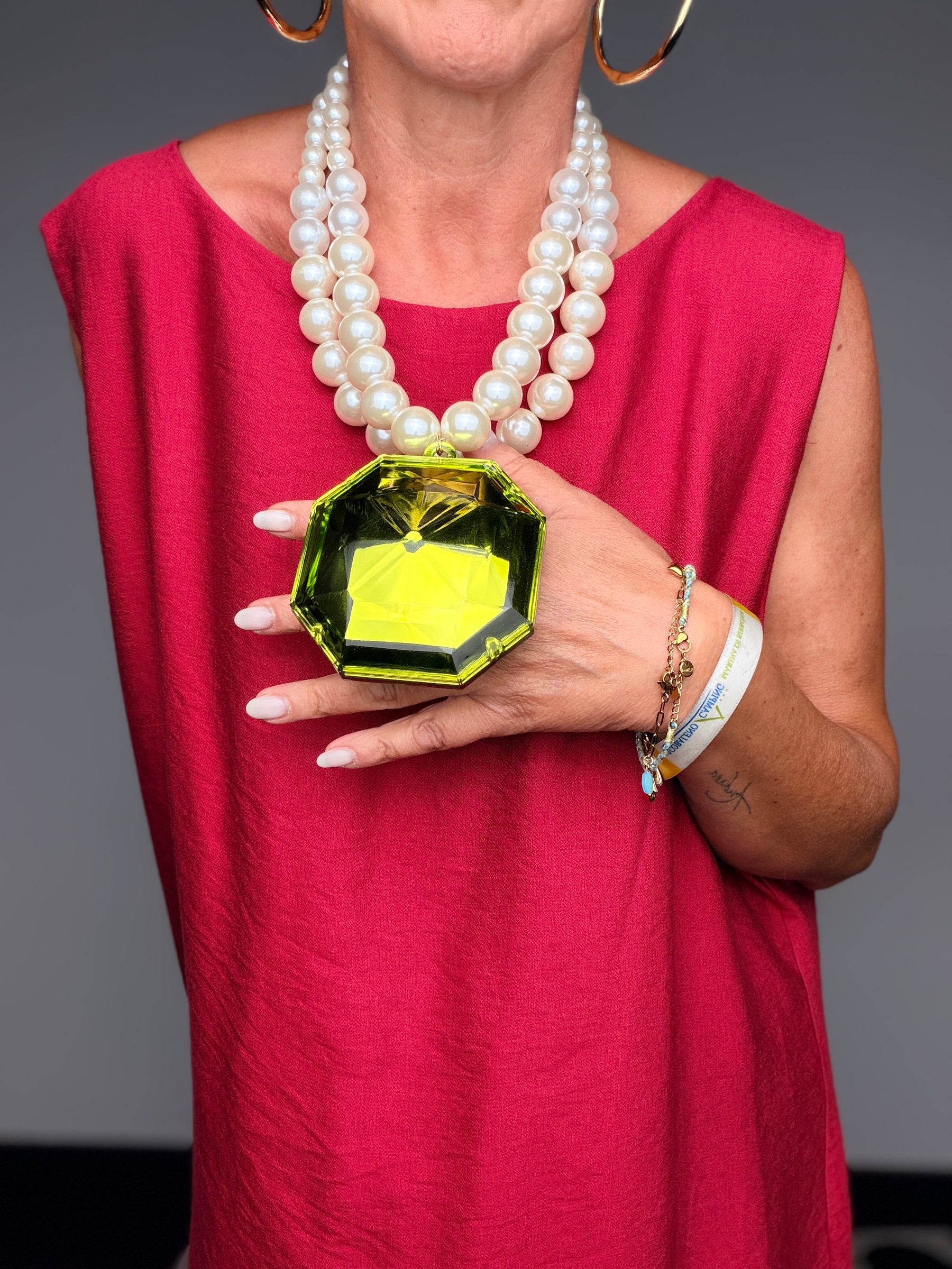 Collana Statement Doppio Filo di Perle con Pendente Gemma — Verde Lime