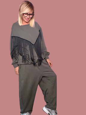 Completo over con frange e pantaloni morbidi