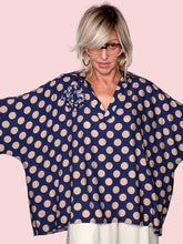 Camicia Oversize a Pois con Spilla Floreale
