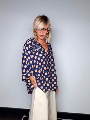 Camicia Oversize a Pois con Spilla Floreale