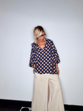 Camicia Oversize a Pois con Spilla Floreale