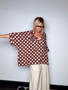 Camicia Oversize a Pois con Spilla Floreale