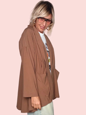 Giacca kimono camel - vista frontale con mani in tasca