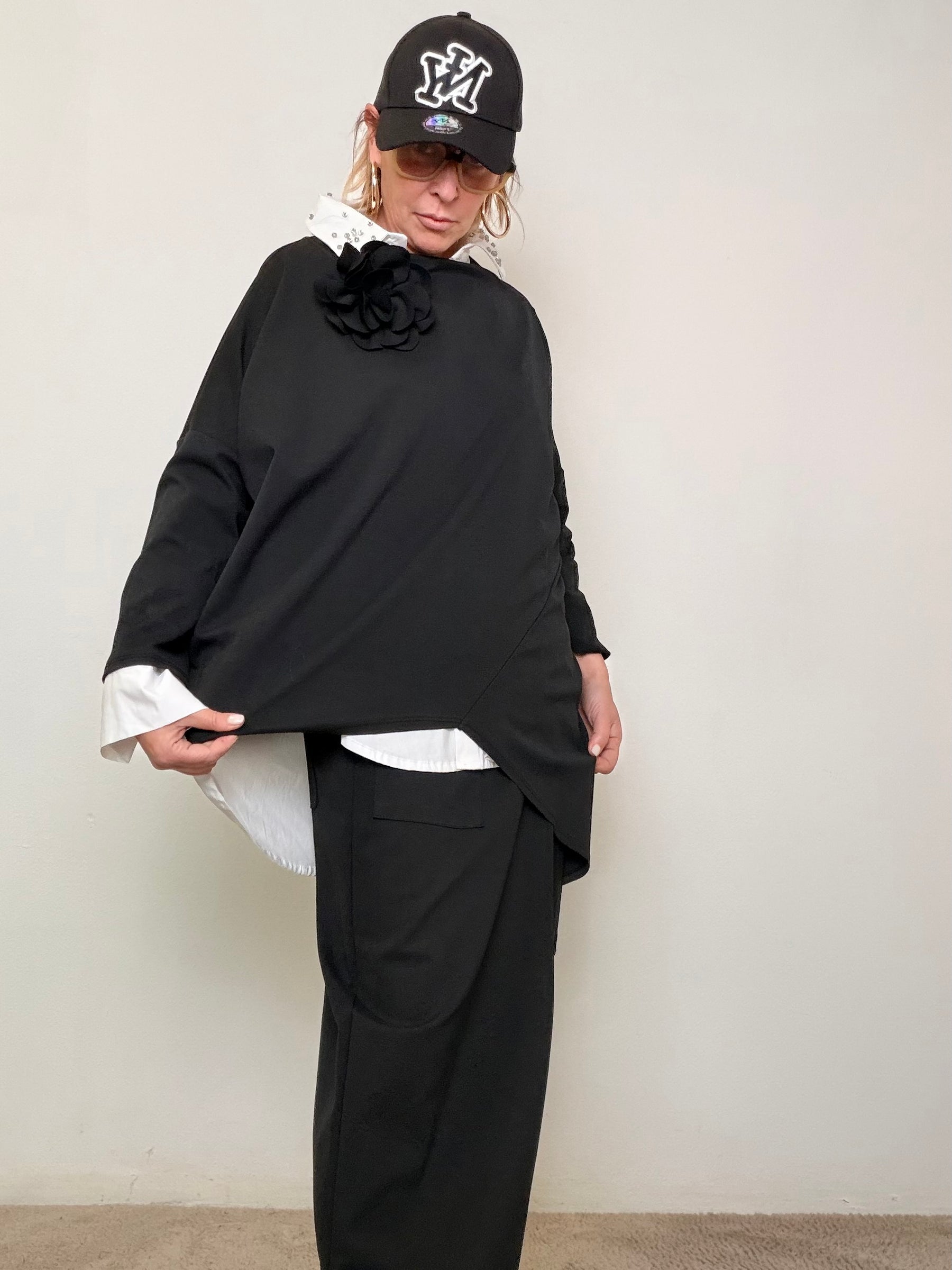 FEMALE - Maglia over asimmetrica con fiore applicato