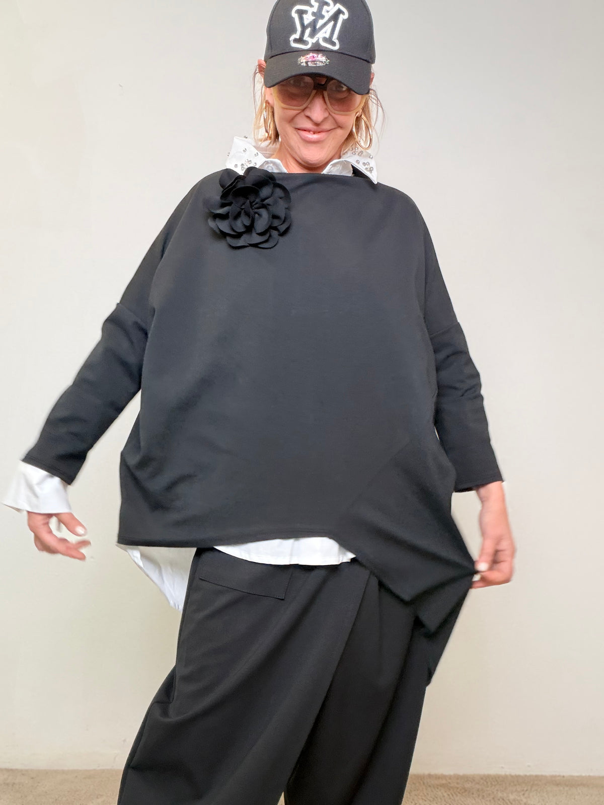 FEMALE - Maglia over asimmetrica con fiore applicato