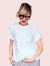 T-shirt Bianca con Applicazione a Rete e Occhielli Dorati