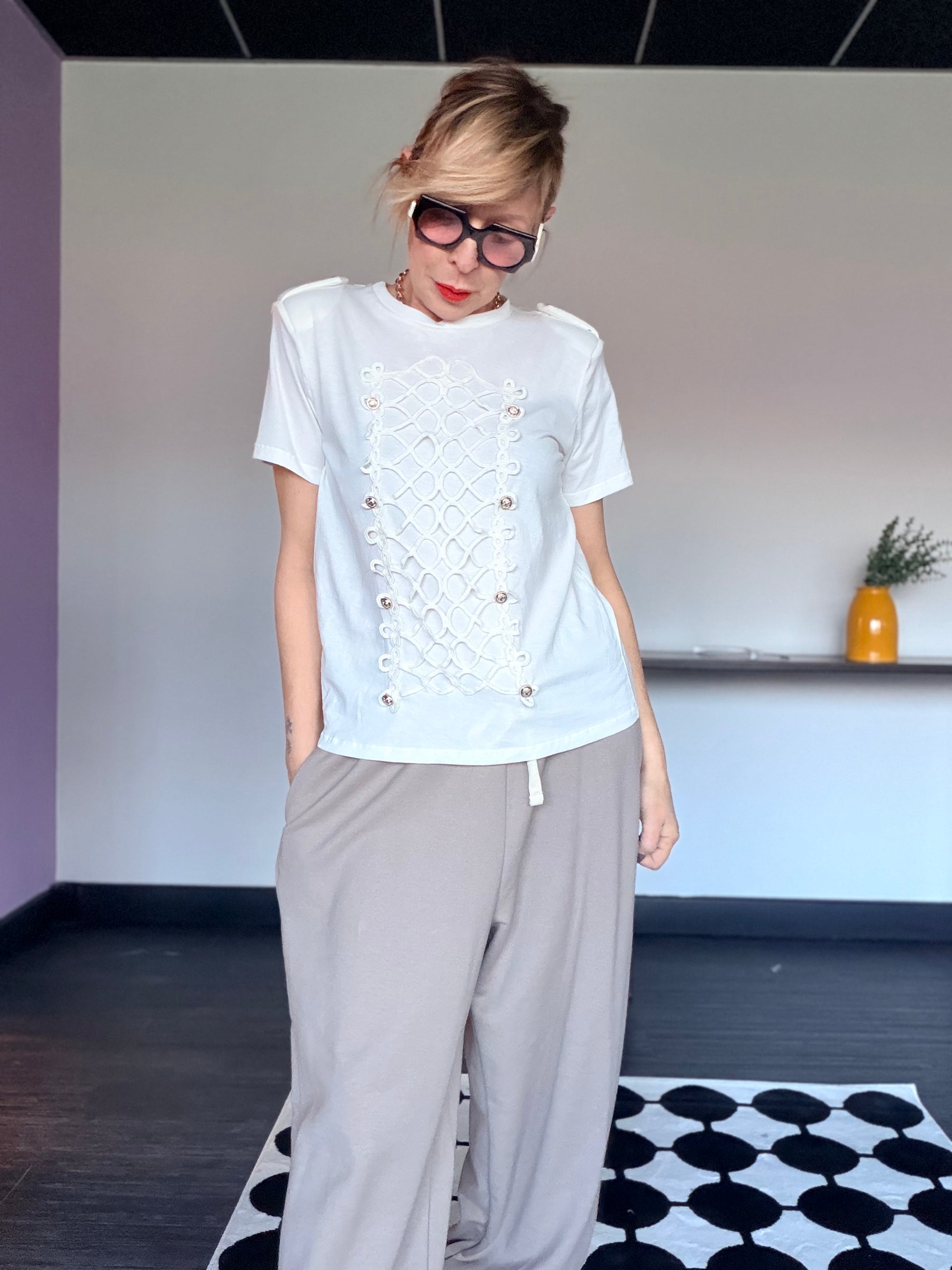 T-shirt Bianca con Applicazione a Rete e Occhielli Dorati
