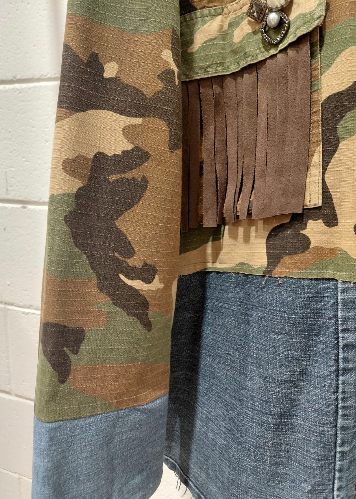 Giacca Camouflage Reworked con Inserti Denim, Frange in Suede e Trapuntino