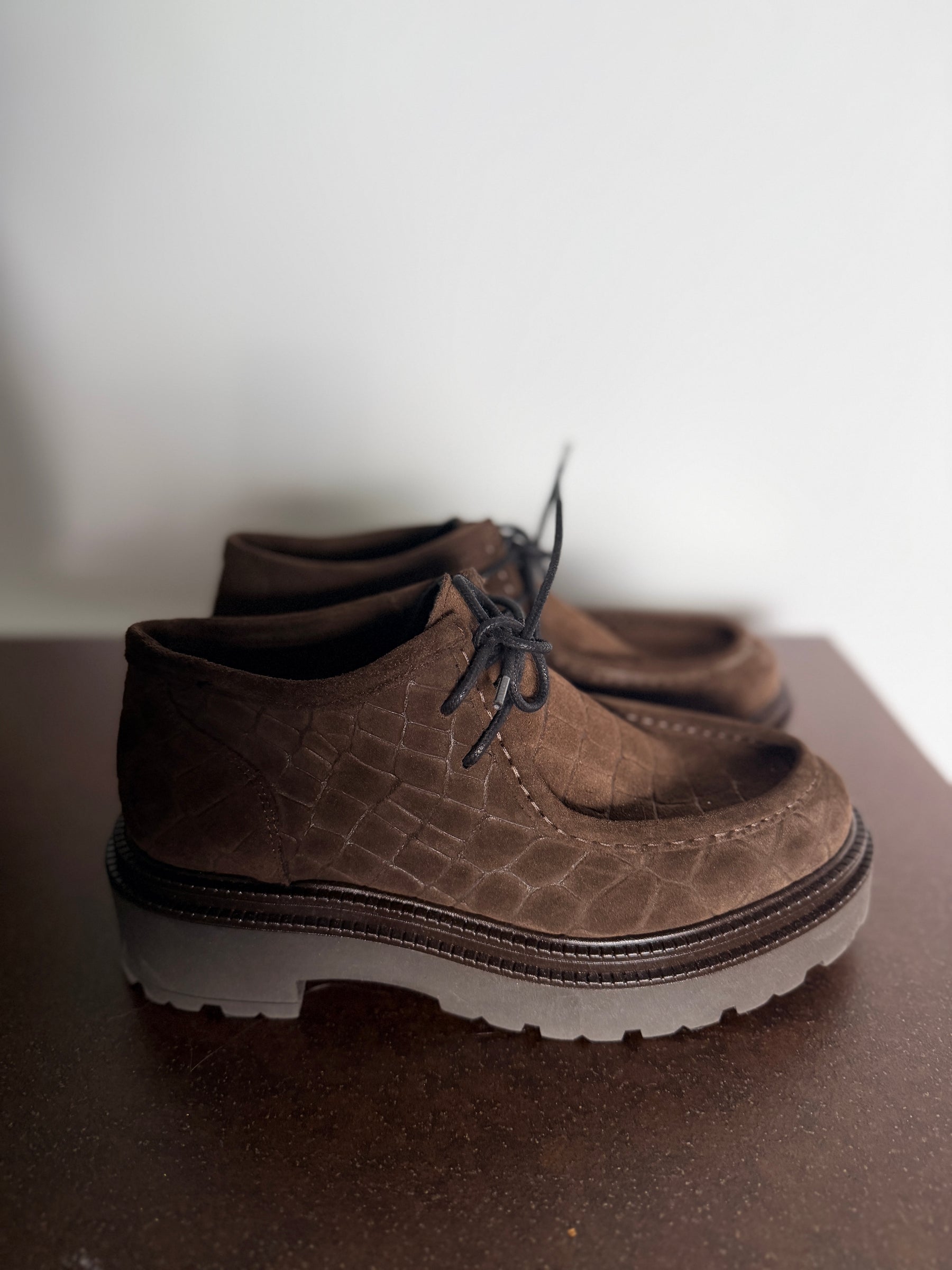 Scarpe Stringate Wallaby in Camoscio Effetto Coccodrillo con Platform
