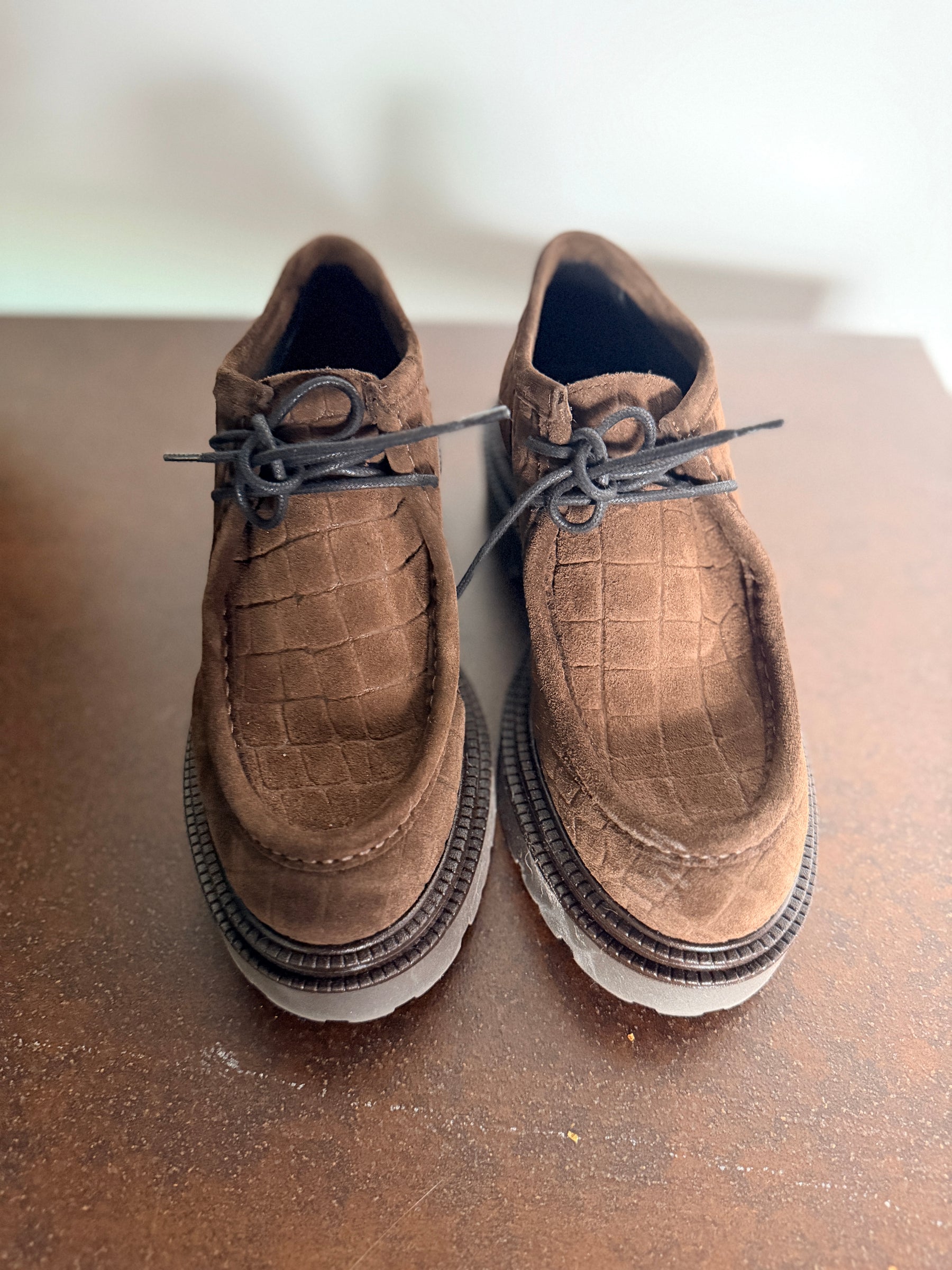 Scarpe Stringate Wallaby in Camoscio Effetto Coccodrillo con Platform