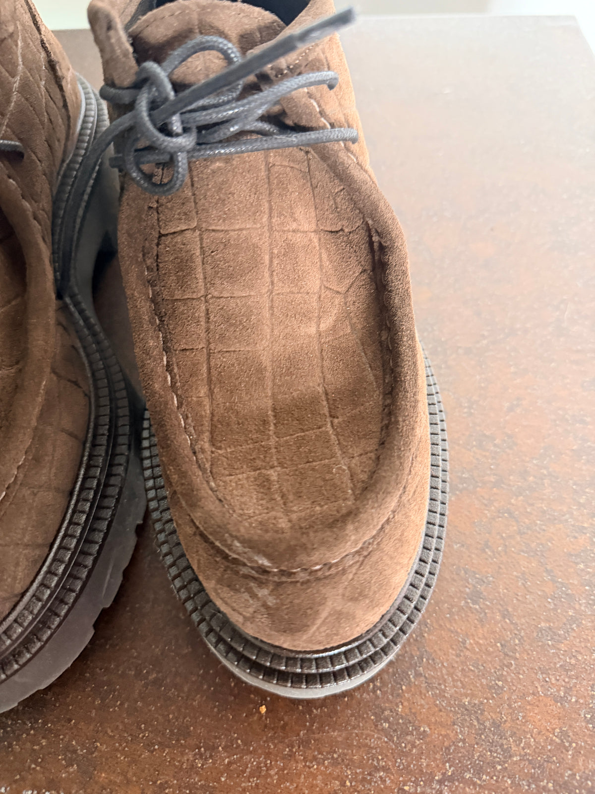 Scarpe Stringate Wallaby in Camoscio Effetto Coccodrillo con Platform