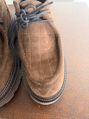 Scarpe Stringate Wallaby in Camoscio Effetto Coccodrillo con Platform