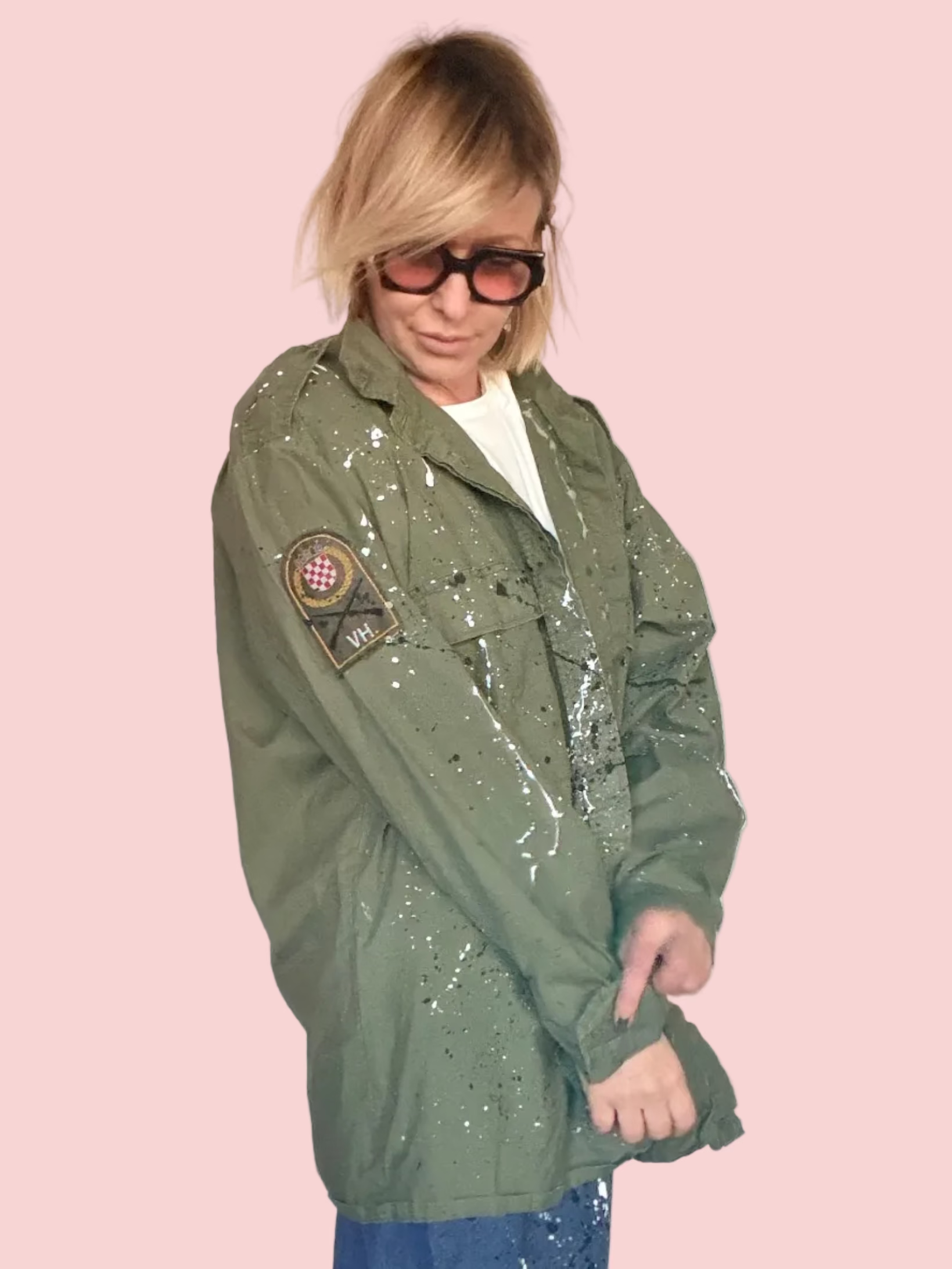Giacca Militare Vintage con Schizzi di Vernice e Patch