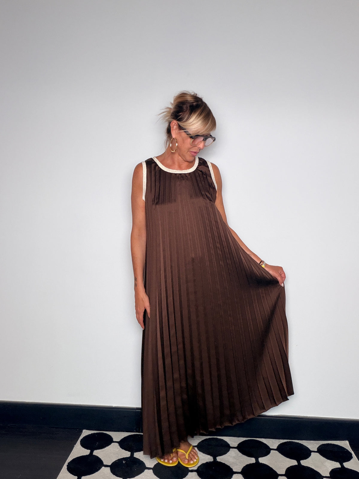 Abito Maxi Plissé Nero — Scollo Tondo con Bordo Avorio