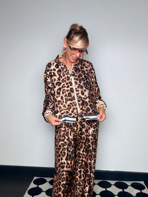 Completo Giacca e Pantalone a Stampa Animalier con Bordi a Righe