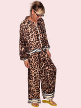 Completo Giacca e Pantalone a Stampa Animalier con Bordi a Righe