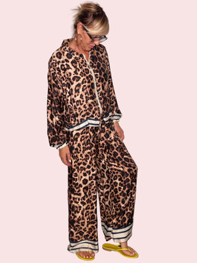 Completo Giacca e Pantalone a Stampa Animalier con Bordi a Righe