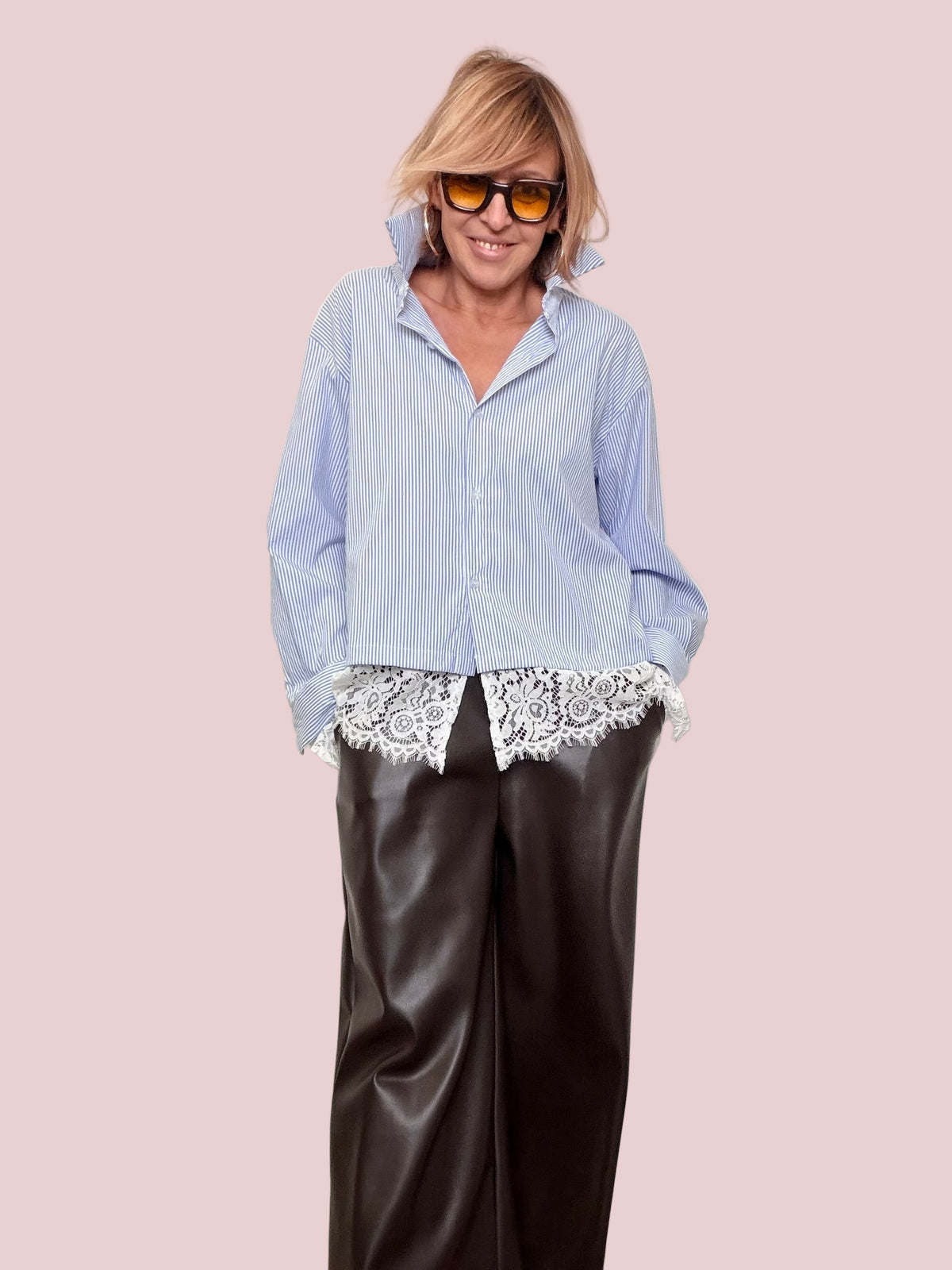 Camicia a righe con pizzo applicato