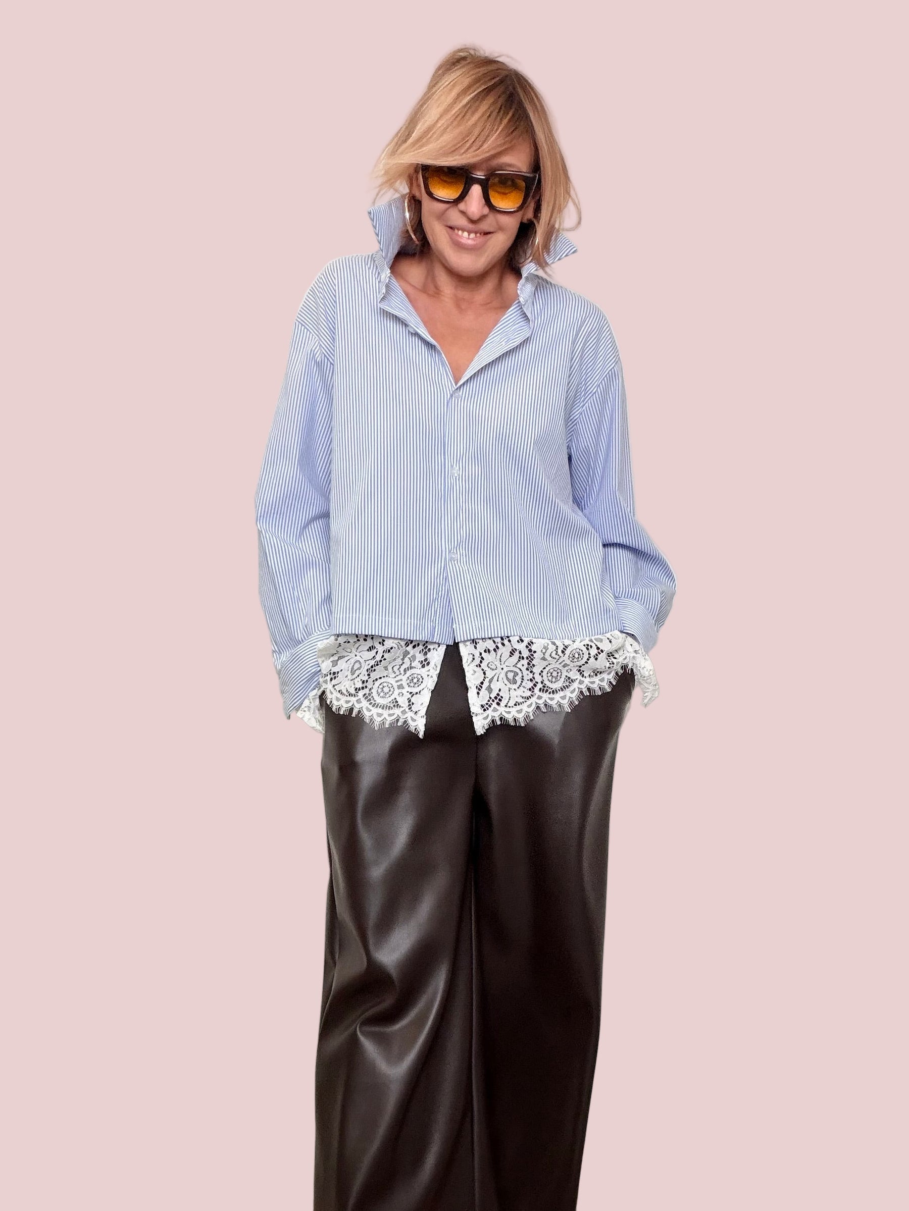 Camicia a righe con pizzo applicato