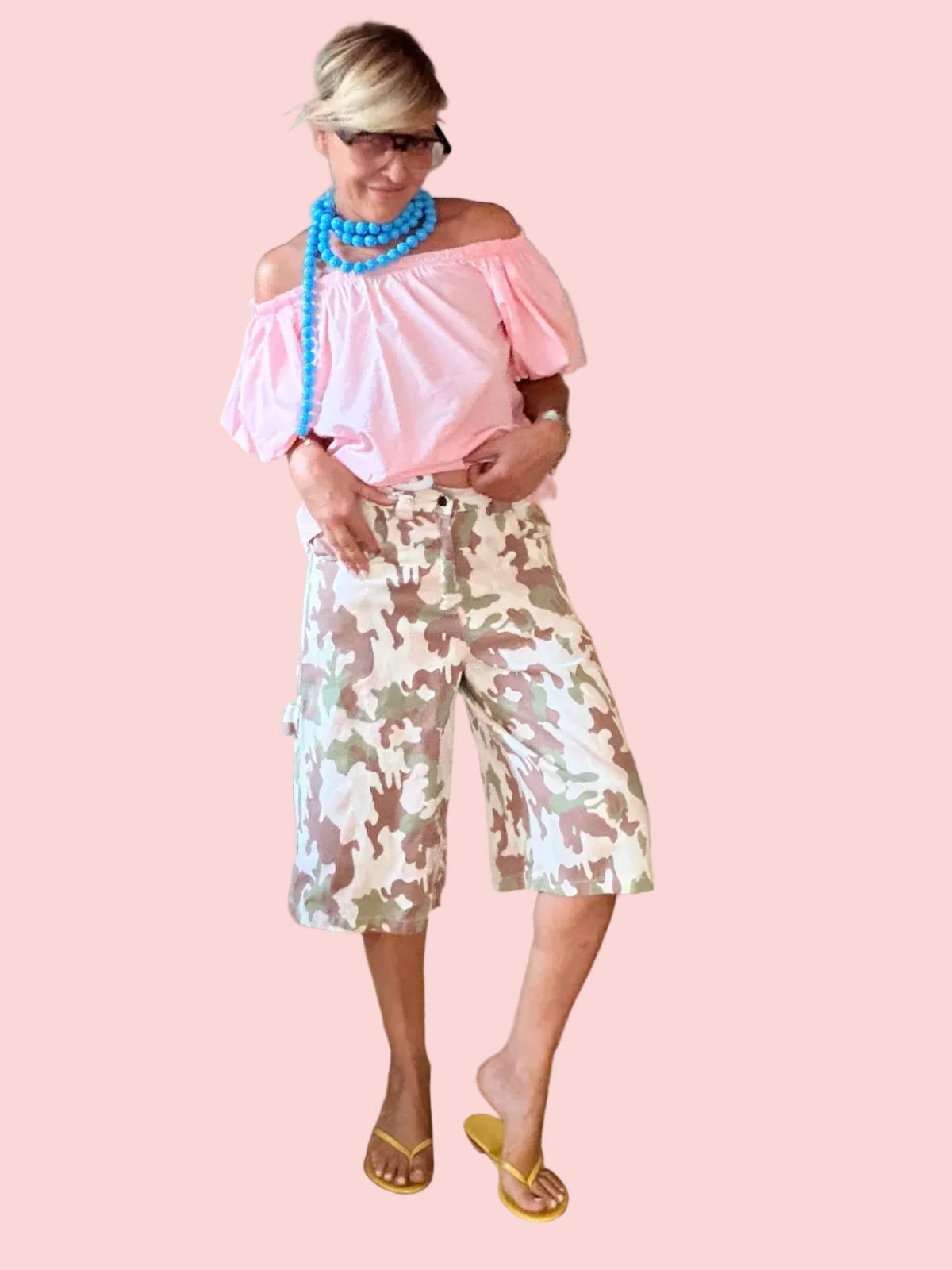 Bermuda con Stampa Camouflage — Panna / Verde / Marrone