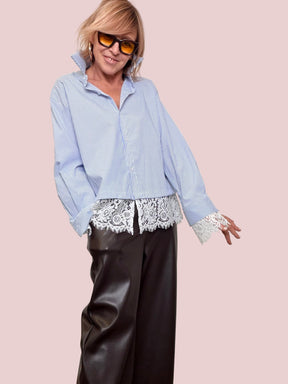 Camicia a righe con pizzo applicato