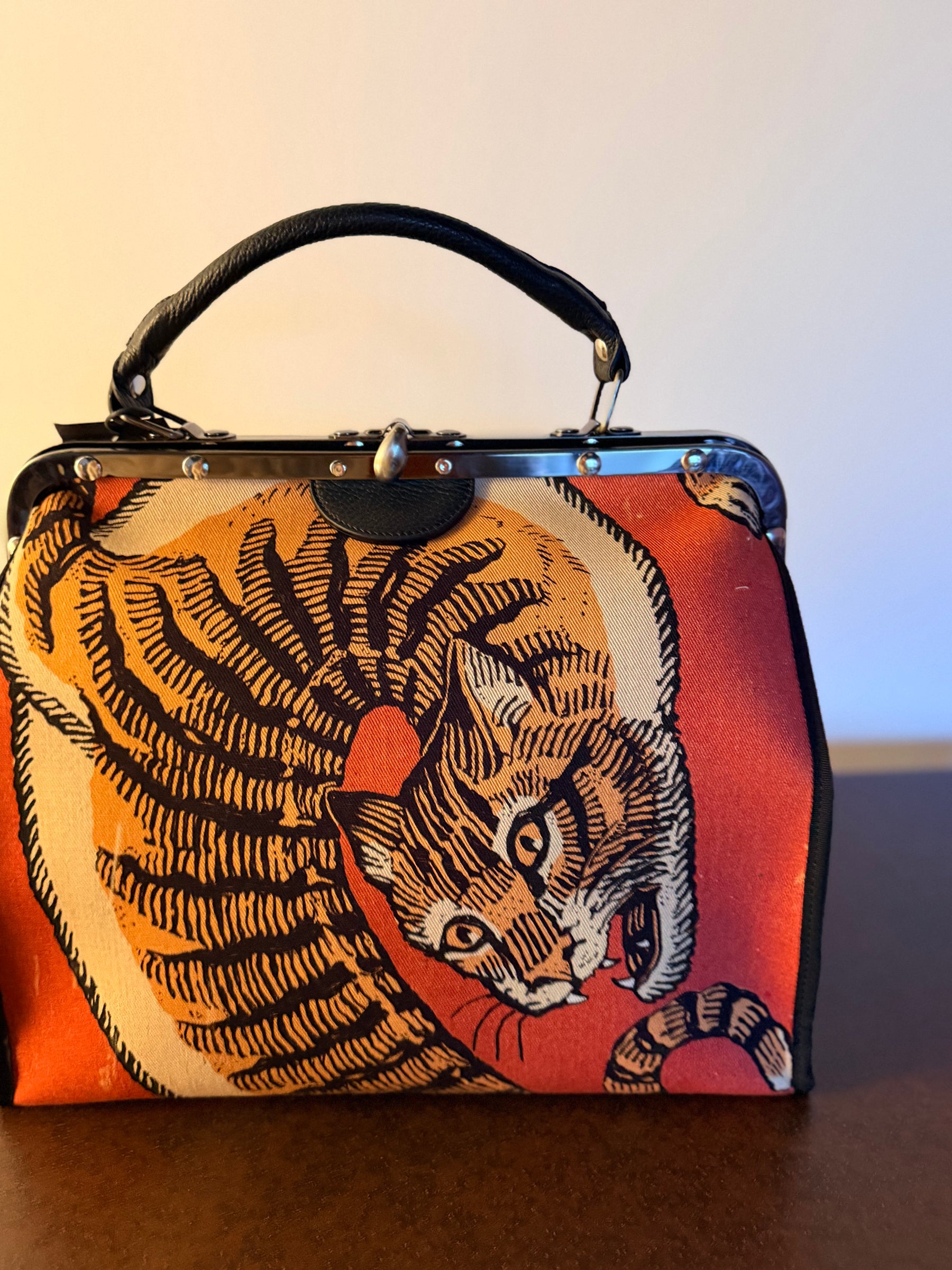 B. Florence Bag — Doctor Bag Xilografia Tigre