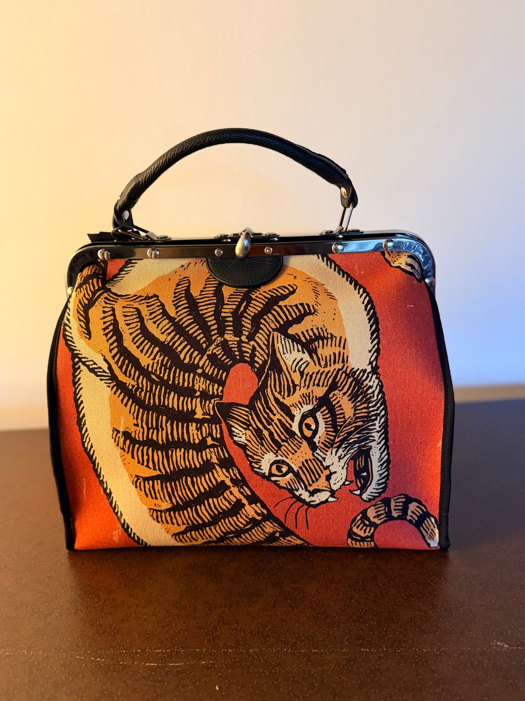B. Florence Bag — Doctor Bag Xilografia Tigre