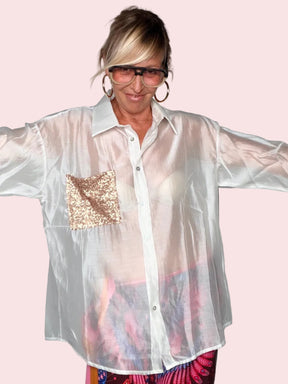 Camicia over voile bianco con tasca paillettes oro rosa — vista frontale